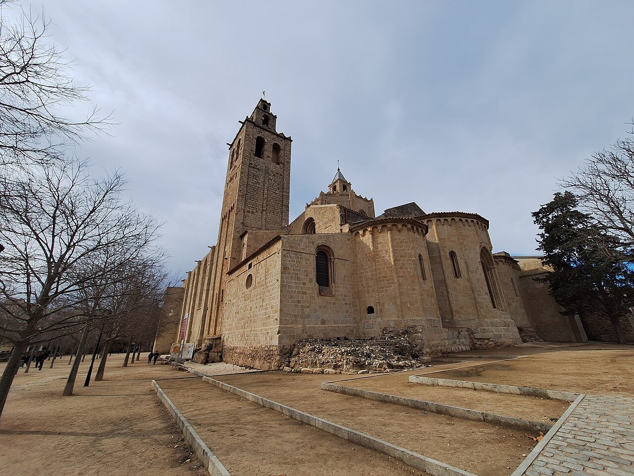 Monasterio de Sant Cugat del Vallès con su campanario
